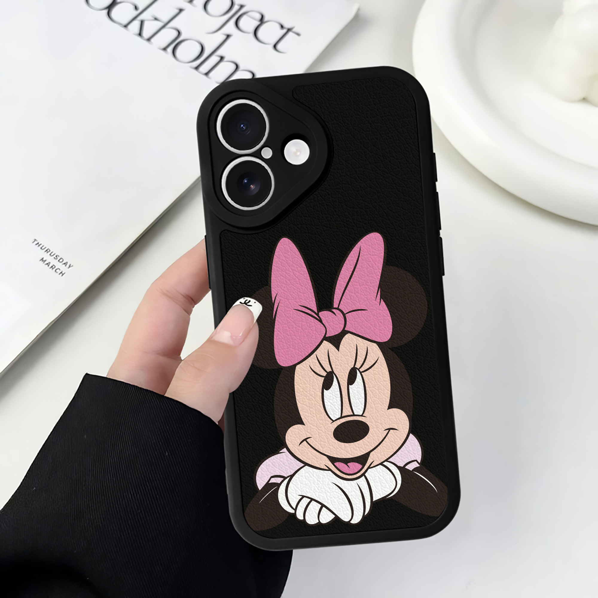 （画像用） ミッキーマウス Mickey Mouse 【iPhone 16シリーズ対応】シリコンスマホケース（レザー調） 材質：シリコン